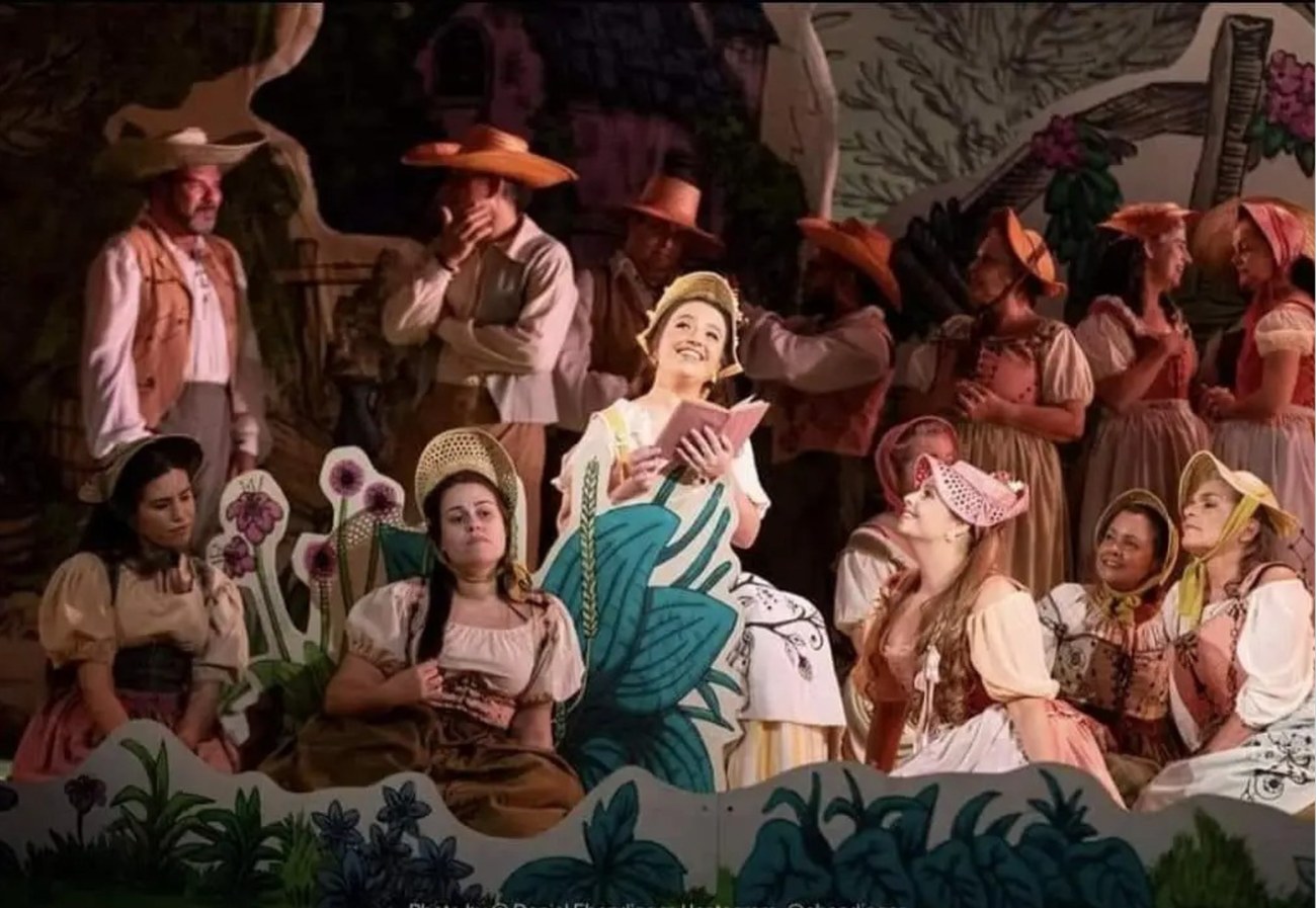Elenco completo em cena de ópera no cenário do projeto