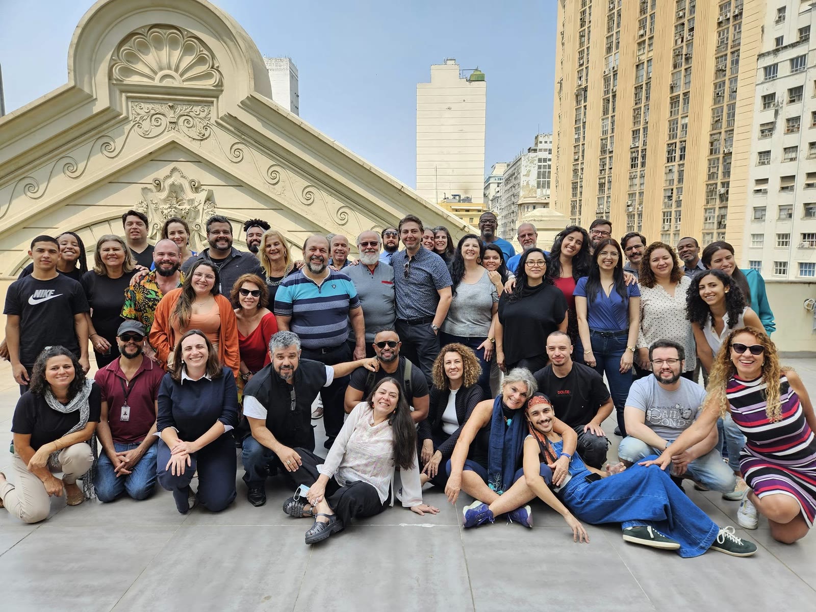 Integrantes do Coro do Theatro Municipal do Rio de Janeiro reunidos no terraço do teatro