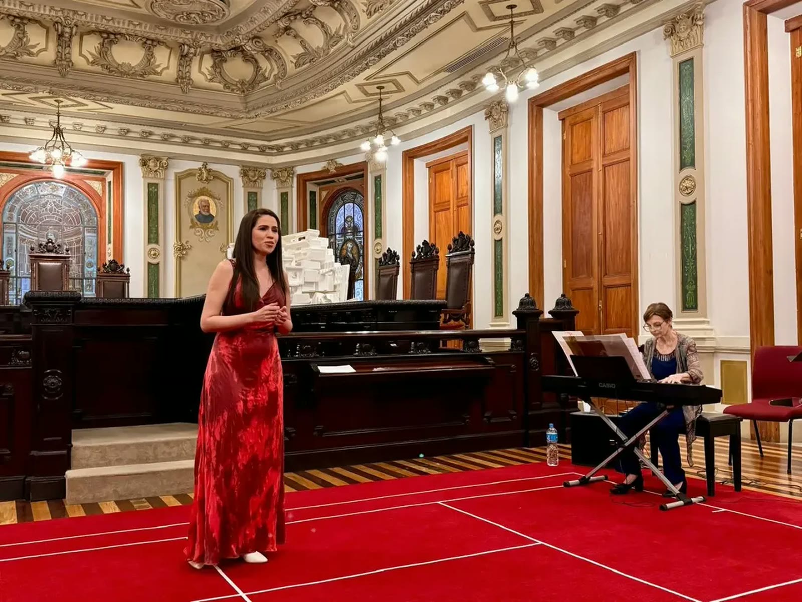 Cantora do projeto Harmonias Femininas em apresentação no salão histórico do Centro Cultural Justiça Federal, acompanhada ao piano